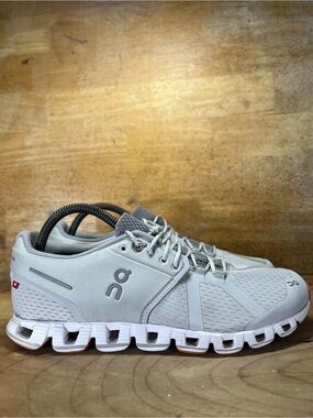 On Cloud 5 LIGHTWEIGHT REFLECTIVE Womens Size 9.5 Running Shoes Sneakers Gray